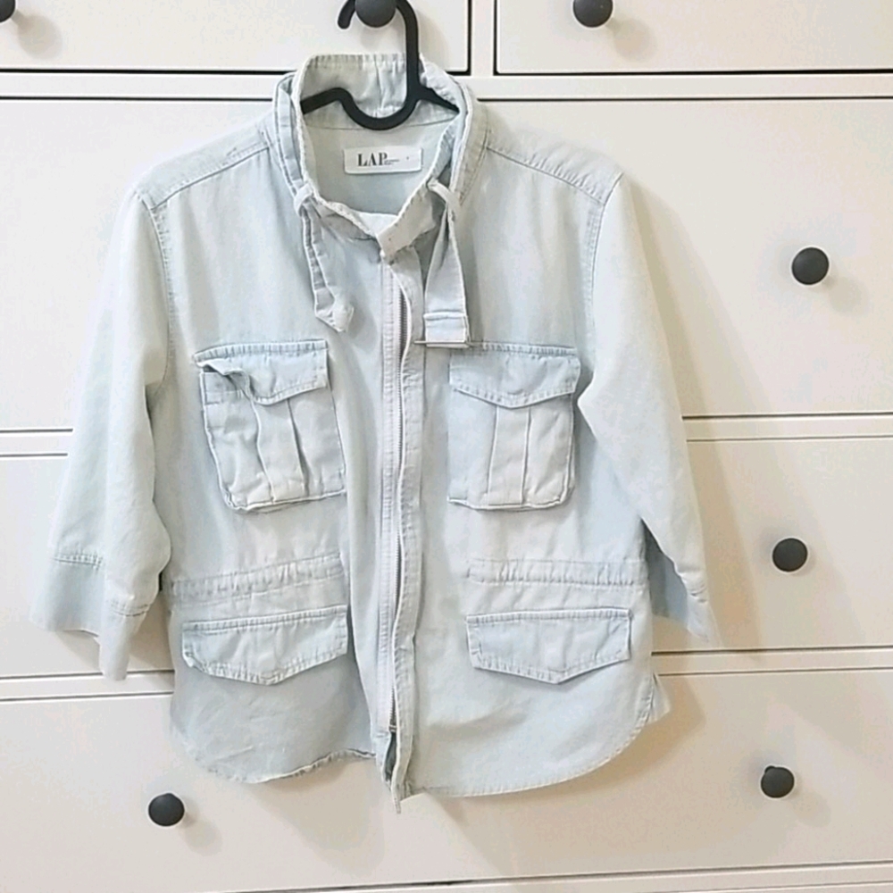 Light denim Jean jacket with pockets